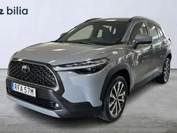 Grå Ny 2025 Toyota Corolla Cross Plus SUV | 399 800 kr (Marknadspris)