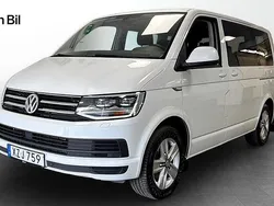 Vit (oryxvit pärlemoeffekt) Begagnad 2017 VW Multivan Minibuss | 279 000 kr (Lite dyr)