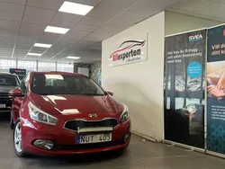 Röd Begagnad 2012 Kia Ceed Comfort Halvkombi | 79 900 kr (Marknadspris)