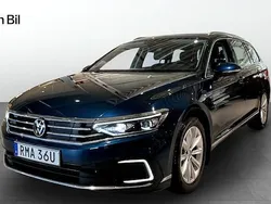 Blå (aquamarine blue metallic) Begagnad 2022 VW Passat Executive Kombi | 339 901 kr (Marknadspris)
