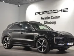 Svart (black) Ny 2025 Porsche Cayenne Turbo E-Hybrid SUV | 2 381 300 kr