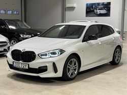 Vit Begagnad 2022 BMW 118 M Sport Halvkombi | 289 900 kr (Dyr)