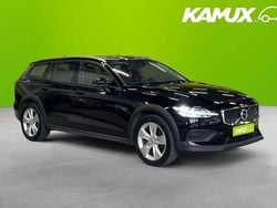 Svart Begagnad 2019 Volvo V60 CC Momentum Kombi | 229 700 kr (Marknadspris)