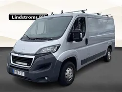 Ljusgrå (grå) Begagnad 2017 Peugeot Boxer Van | 109 900 kr (Marknadspris)