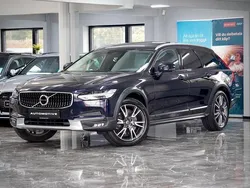 Mörkblå (blå) Begagnad 2019 Volvo V90 CC Momentum Kombi | 299 900 kr (Marknadspris)