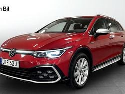 Röd (kings red metallic) Begagnad 2022 VW Golf Alltrack Kombi | 329 000 kr (Marknadspris)