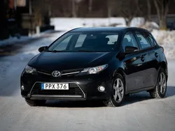 Svart Begagnad 2013 Toyota Auris Active Halvkombi | 105 000 kr (Marknadspris)
