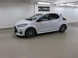 Grå Begagnad 2022 Toyota Yaris Hybrid Sport Halvkombi | 249 900 kr (Marknadspris)