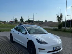 Vit Begagnad 2021 Tesla Model 3 Standard Range Plus Sedan | 280 000 kr (Marknadspris)