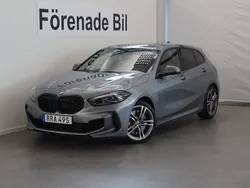 Grå Begagnad 2023 BMW M135 Shadowline Halvkombi | 459 000 kr (Dyr)