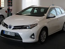 Vit Begagnad 2013 Toyota Auris Hybrid Kombi | 149 800 kr (Marknadspris)