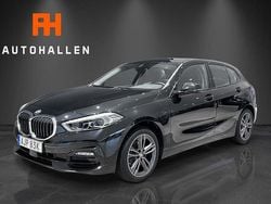 Svart Begagnad 2021 BMW 118 Sport Line Halvkombi | 224 900 kr (Marknadspris)