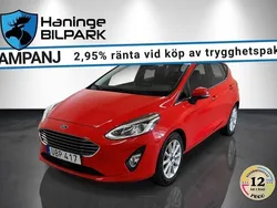 Röd Begagnad 2018 Ford Fiesta Titanium Halvkombi | 109 900 kr (Marknadspris)