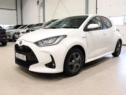 Vit Begagnad 2021 Toyota Yaris Hybrid Active Halvkombi | 184 900 kr (Marknadspris)