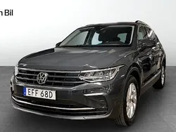 Grå Begagnad 2022 VW Tiguan Life SUV | 294 900 kr (Marknadspris)