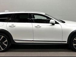 Pearl vit Begagnad 2018 Volvo V90 CC Kombi | 259 000 kr (Marknadspris)