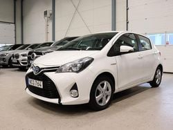 Vit Begagnad 2016 Toyota Yaris Hybrid Active Halvkombi | 148 800 kr (Marknadspris)