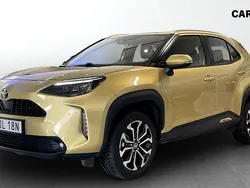 Gul (yellow) Begagnad 2022 Toyota Yaris Hybrid Active Halvkombi | 249 900 kr (Dyr)