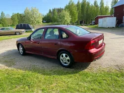 Röd Begagnad 2000 Opel Vectra Sedan | 11 500 kr