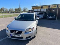 Ljusgrå (grå) Begagnad 2012 Volvo V50 Kinetic Kombi | 69 900 kr (Marknadspris)