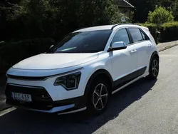 Vit Begagnad 2025 Kia Niro Advance SUV | 354 900 kr (Marknadspris)