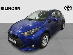 Mörkblå (blå) Begagnad 2022 Toyota Yaris Hybrid Active Halvkombi | 199 900 kr (Marknadspris)