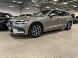 Grå Begagnad 2022 Volvo V60 Kombi | 339 900 kr (Marknadspris)