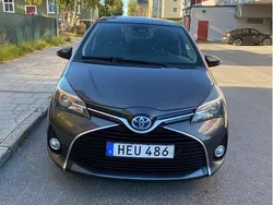 Grå Begagnad 2015 Toyota Yaris Hybrid Active Halvkombi | 129 900 kr (Marknadspris)