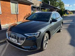 Grå Begagnad 2020 Audi e-tron SUV | 287 500 kr (Bra pris)