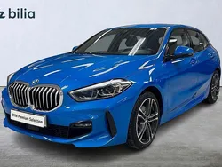 Blå (misano blue metallic) Begagnad 2022 BMW 118 M Sport Halvkombi | 288 900 kr (Lite dyr)