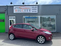 Röd Begagnad 2011 Ford Fiesta Titanium Halvkombi | 33 900 kr (Marknadspris)