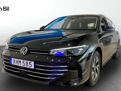 Svart (grenadilla black metallic) Begagnad 2024 VW Passat Business Kombi | 369 500 kr (Marknadspris)