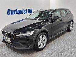 Svart Begagnad 2023 Volvo V60 CC Core Kombi | 349 000 kr (Marknadspris)
