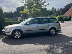 Grå Begagnad 2000 VW Passat Highline Kombi | 20 000 kr