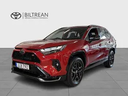 Röd Begagnad 2025 Toyota RAV4 Hybrid Sport SUV | 609 000 kr (Marknadspris)