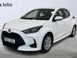 Vit Begagnad 2023 Toyota Yaris Hybrid Active Halvkombi | 229 900 kr (Marknadspris)