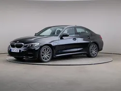 Svart Begagnad 2019 BMW 330e M Sport Sedan | 295 000 kr (Marknadspris)