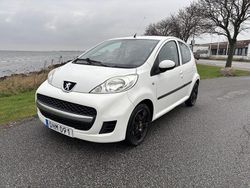 Vit Begagnad 2010 Peugeot 107 Halvkombi | 39 900 kr (Marknadspris)