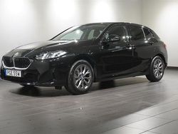 Svart Begagnad 2025 BMW 120 Shadowline Halvkombi | 349 900 kr