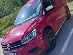 Röd Begagnad 2017 VW Caddy R Minibuss | 240 000 kr