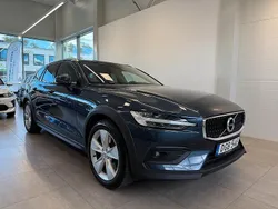 Mörkblå (blå) Begagnad 2019 Volvo V60 CC Momentum Kombi | 264 900 kr (Marknadspris)