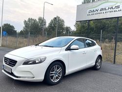 Vit Begagnad 2015 Volvo V40 Kinetic Kombi | 94 900 kr (Marknadspris)