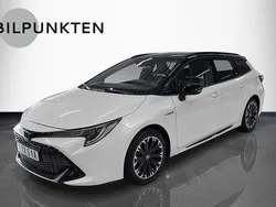 Vitmetallic/svart tak Begagnad 2020 Toyota Corolla Sport Kombi | 249 900 kr (Marknadspris)