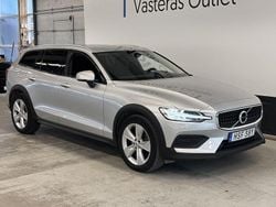 Silver Begagnad 2022 Volvo V60 CC Momentum Kombi | 314 900 kr (Bra pris)