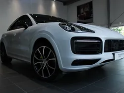 Vit Begagnad 2023 Porsche Cayenne Platinum Edition SUV | 895 000 kr (Marknadspris)
