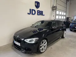 Svart Begagnad 2014 BMW M135 M Sport Halvkombi | 199 900 kr (Marknadspris)