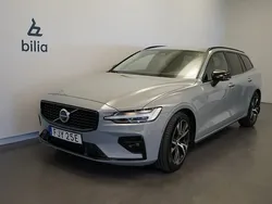 Grå Begagnad 2024 Volvo V60 Plus Kombi | 399 500 kr (Marknadspris)