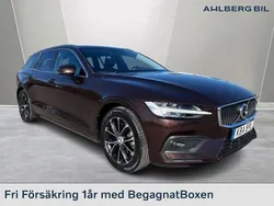 Mörkbrun Begagnad 2021 Volvo V60 Momentum Kombi | 279 500 kr (Marknadspris)