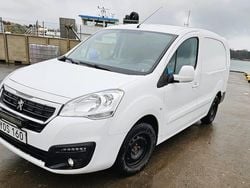 Vit Begagnad 2017 Peugeot Partner Minibuss | 89 900 kr (Marknadspris)