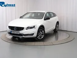 Vit (ice vit) Begagnad 2018 Volvo V60 CC Standard Kombi | 223 800 kr (Marknadspris)